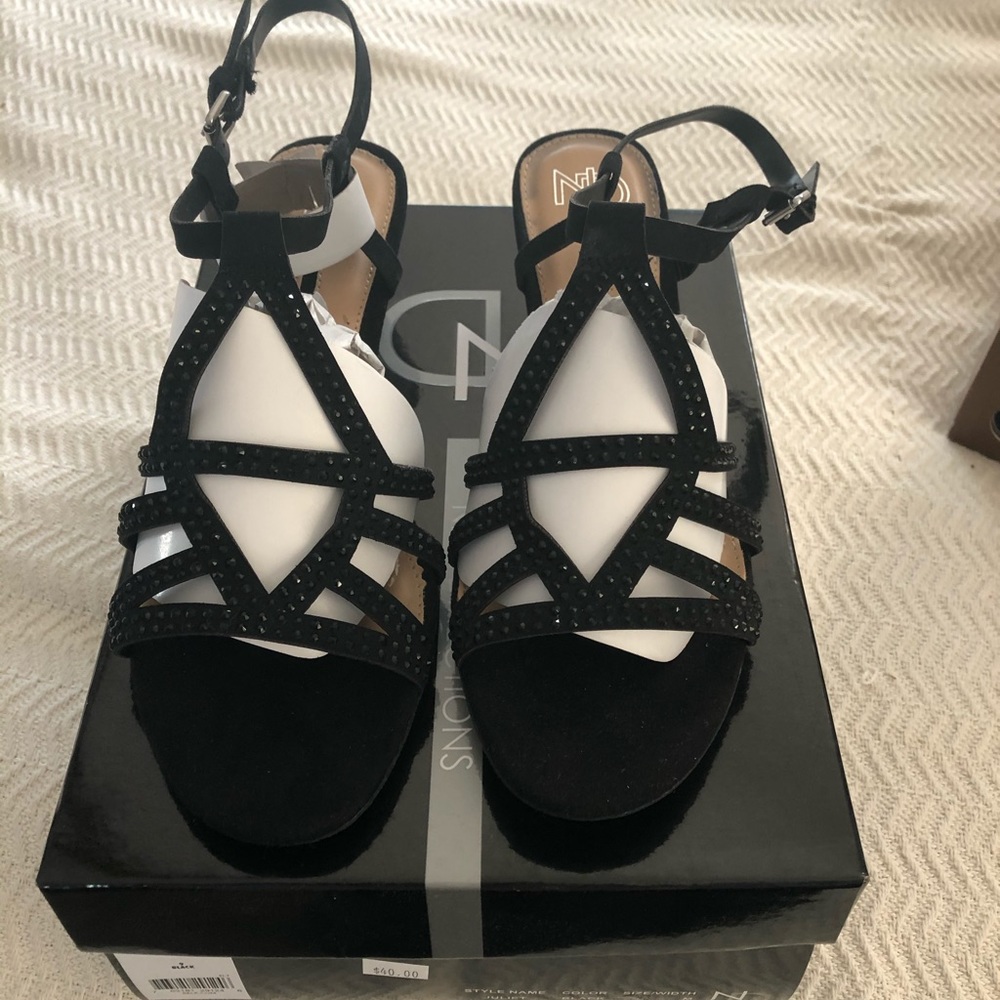 Black small wedge